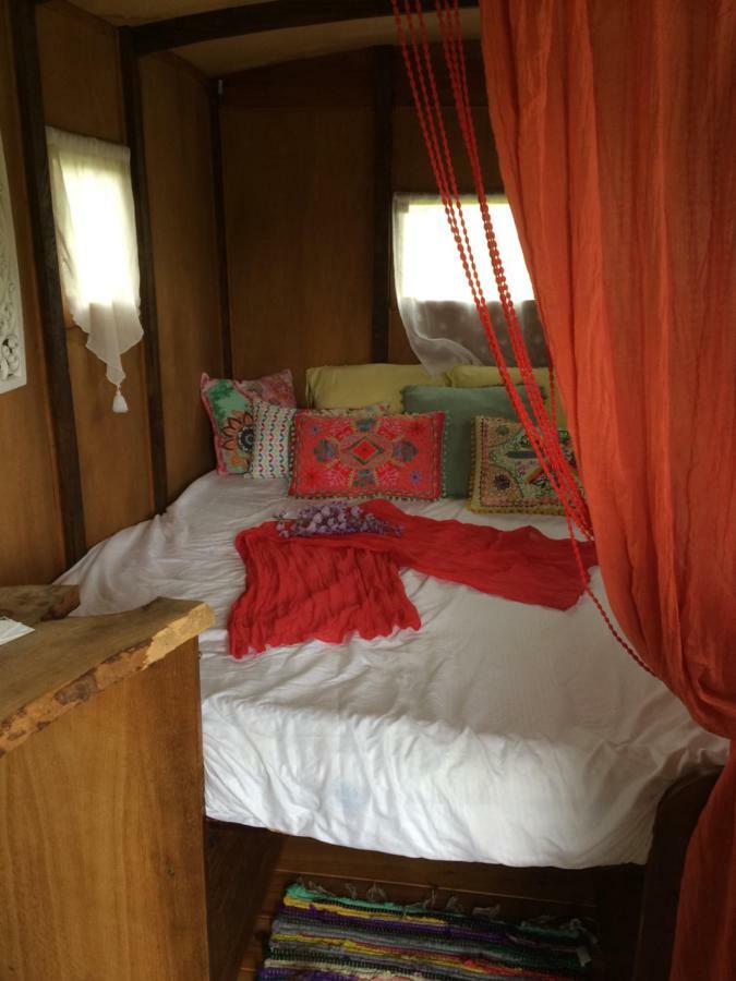 L'Authentique Roulotte Hotell La Chapelle-de-Guinchay Exteriör bild